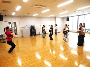 抱っこでふれあいダンスの指導を受けている様子