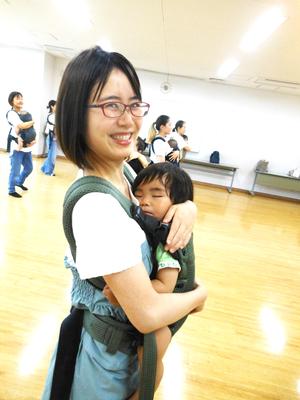 ダンス後眠ってしまった男の子とそのママの写真