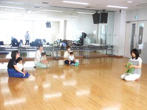 講座スタートでかえるのパペットと手遊びしている様子