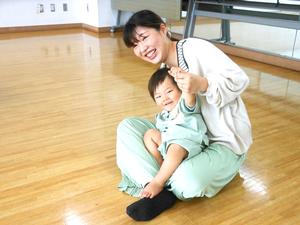 笑顔でふれあい遊びを楽しむ親子の様子