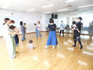 ピアノの音楽に合わせて、立ち抱っこでふれあい遊びを楽しむ親子の様子