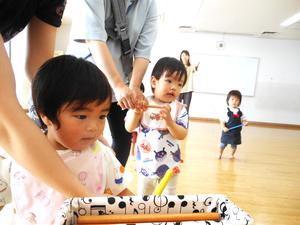 木の棒をお片付けしている子ども達の様子