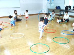 フープで遊んでいる子ども達の様子
