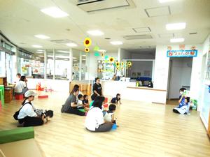 保育士が絵本を読んでいる様子