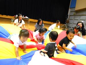 膨らんだバルーンに登る子ども達の様子