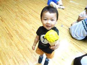 完成したアイスを見せてくれた男の子の写真