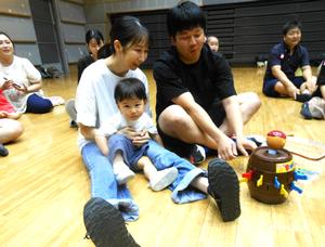 黒ひげ危機一髪をやっている親子の様子