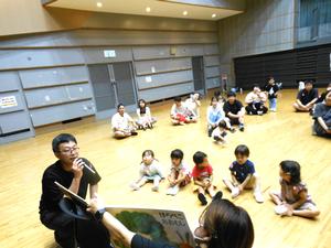 パパによる「はらぺこあおむし」の読み聞かせの様子