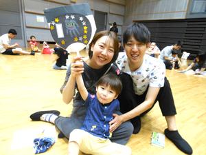 完成したうちわを見せてくれたお友だちとそのパパとママの写真