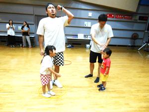フープ取りの決勝戦で、勝敗が決まった様子