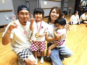 フープ取りで優勝したファミリーの記念写真
