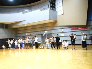 紙飛行機飛ばし競争の様子