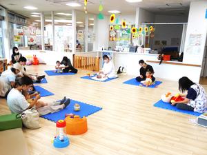 親子でふれあい遊びを楽しんでいる全体の様子