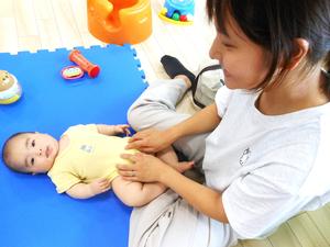 5ヶ月の赤ちゃんとママのふれあい遊びの様子