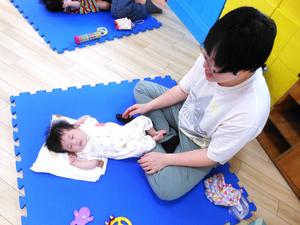 初めて参加の2ヶ月の赤ちゃんとママのふれあい遊びの様子