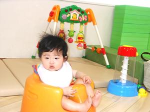 初めてバンボに座る4か月の女の子の写真