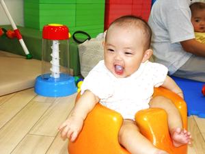 初めてバンボに座り喜ぶ5ヶ月の女の子の写真