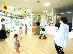 「かえるのみどりちゃん」の体操をしている様子