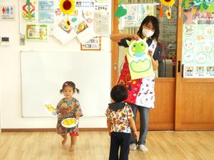保育士によるカードシアター「まあるいたまご」の様子