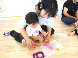 短冊を書いている親子の様子
