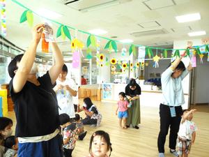 短冊をお部屋に飾るママ達と見ている子どもの様子