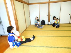 ふれあい遊び「バスごっこ」を楽しむ様子