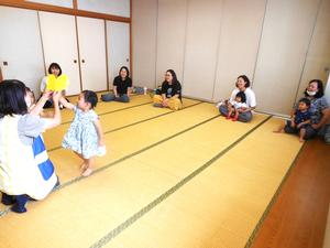 カードシアター「ふうせん」を楽しむ様子