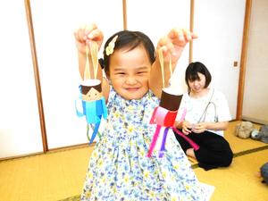 完成した織姫と彦星を見せてくれる女の子の写真