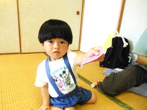 お願い事を書いた短冊を見せてくれる男の子の写真