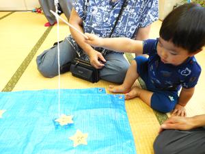 星釣りゲームを楽しむ男の子の写真