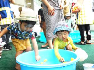 あひるすくいを楽しむ男の子たちの様子