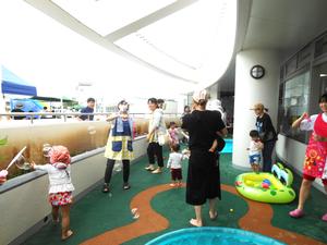 プールから出て、しゃぼん玉タイムを楽しんでいる様子