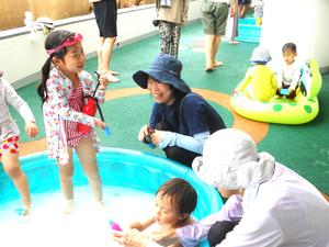 消火器のおもちゃでお水を飛ばす女の子の様子