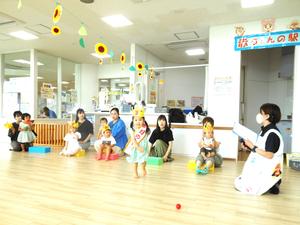 入場してきた5組の誕生児親子の様子