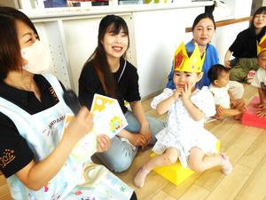 3歳になるお誕生児の女の子のインタビューの様子