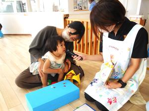 2歳になるお誕生児の女の子のインタビューの様子