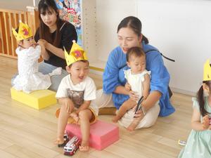 「ハッピーバースデートゥーユー」を歌う3歳になる男の子の様子
