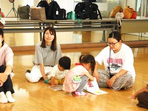 絵本を見ている子ども達の様子