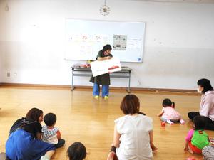 講師の先生が大型絵本を読んでいる様子