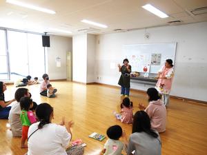 講師の先生による手遊びの指導の様子