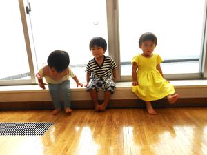 講座中、窓の前に並んで座っていた三人の子ども達の写真
