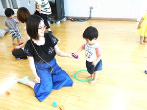 お手玉をママに渡す男の子の様子