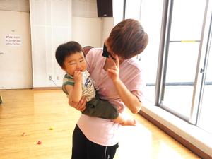 ママに抱っこされて嬉しそうに笑う男の子の写真