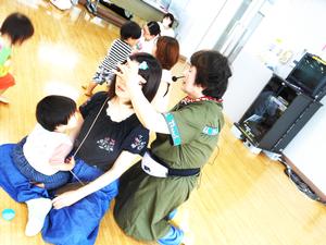 講師の先生からタッチケアを受けている様子