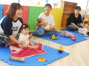 親子一組ずつの自己紹介の様子