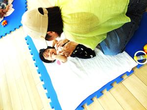 「きゅうりができた」のふれあい遊びの様子