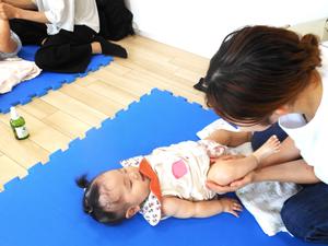 足にオイルをつけてマッサージをしている様子