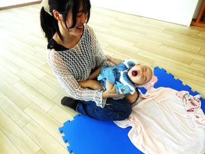 ママとのふれあい遊びで大笑いする女の子の様子