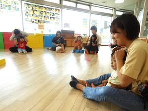 「やさいのうた」の手遊びを楽しむ様子
