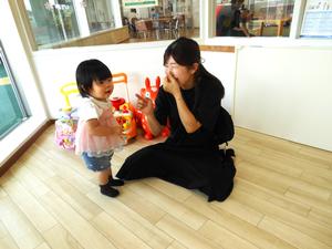 「やさいのうた」の手遊びで、鼻をつまむママと笑っている女の子の様子